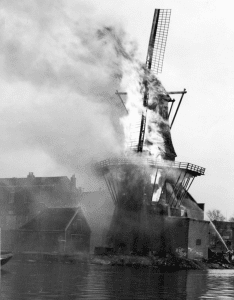 De Adriaan windmill on fire in 1932